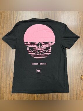 Chomp Sunset Undead Men's Black T-Shirt with Pink Graphic Mens Size Large